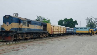 একটি মালবাহী ট্রেনে এই আলু বেনাপোল স্থলবন্দর রেলস্টেশনে পৌঁছায়