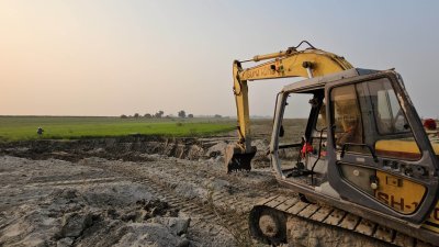 মাটি কাটায় নষ্ট হচ্ছে ফসলের ক্ষেত