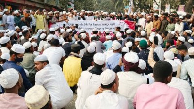 গাজীপুরের টঙ্গীতে ভারতের মাওলানা সাদ কান্ধলভীর অনুসারীদের বিচার দাবিতে বিক্ষোভ ও সড়ক অবরোধ করেছেন মাওলানা জুবায়েরের অনুসারীরা