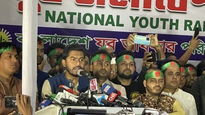 বক্তব্য দিচ্ছেন গণঅধিকার পরিষদের সভাপতি নুরুল হক নুর