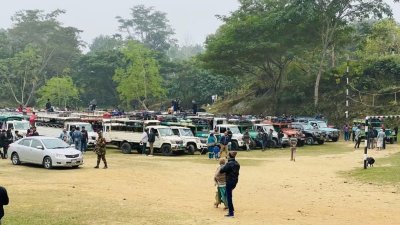 পর্যটকদের বহন করে নিয়ে আসা গাড়ি
