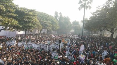 শহীদ বুদ্ধিজীবী স্মৃতিসৌধে সাধারণ মানুষের শ্রদ্ধা। ছবি: নাসিরুল ইসলাম