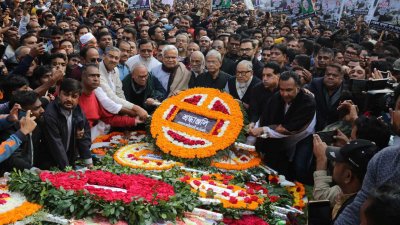 মিরপুরের শহীদ বুদ্ধিজীবী কবরস্থানে বুদ্ধিজীবীদের প্রতি শ্রদ্ধা জানান মির্জা ফখরুল ইসলাম আলমগীরসহ বিএনপির নেতাকর্মীরা। ছবি: নাসিরুল ইসলাম