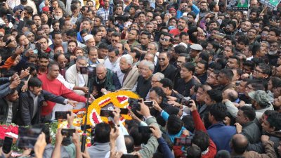 মির্জা ফখরুল ইসলাম আলমগীরের নেতৃত্বে শ্রদ্ধা নিবেদন করেন দলটির নেতাকর্মীরা। ছবি: নাসিরুল ইসলাম
