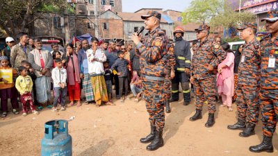 অগ্নিকাণ্ড প্রতিরোধে সচেতনতা বৃদ্ধির লক্ষ্যে গণসংযোগ করে ফায়ার সার্ভিস