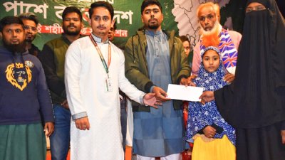 আন্দোলনে শহীদের পরিবারের হাতে তুলে দেওয়া হচ্ছে টাকার চেক