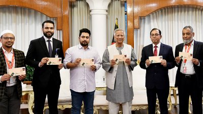 স্মারক ডাক টিকিট ও খাম অবমুক্ত করেন প্রধান উপদেষ্টা, ছবি: পিআইডি