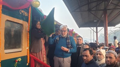 আনুষ্ঠানিকভাবে কমিউটার ট্রেনের উদ্বোধন করেন রেলপথ মন্ত্রণালয়ের উপদেষ্টা মুহাম্মদ ফাওজুল কবির খান