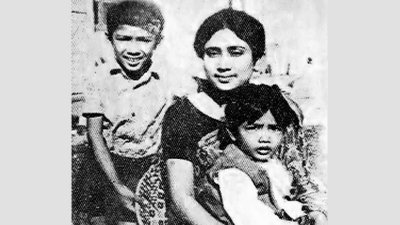 ১৬ ডিসেম্বর বিজয় দিবসের সকালে মুক্তির পর শান্তিনগরে বোনের বাসায় দুই সন্তানসহ খালেদা জিয়া ছবির কৃতজ্ঞতা: ‘নন্দিত নেত্রী খালেদা জিয়া’, সৈয়দ আবদাল আহমদ