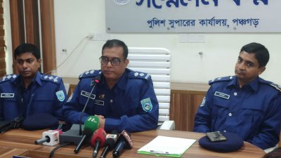 সংবাদ সম্মেলনে বক্তব্য দিচ্ছেন পঞ্চগড়ের এসপি মিজানুর রহমান মুন্সি