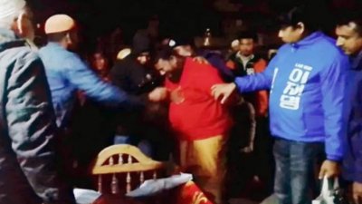 বাবার লাশের সামনে কান্নায় ভেঙে পড়েন যুবলীগ নেতা আবুল কালাম আজাদ