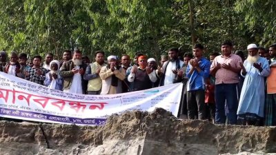 গাইবান্ধার সুন্দরগঞ্জ উপজেলায় তিস্তা নদীর ভাঙন থেকে রক্ষার দাবিতে মানববন্ধন করেছে এলাকাবাসী