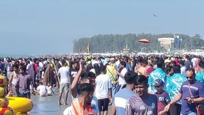 কক্সবাজার সৈকতে পর্যটকের ঢল