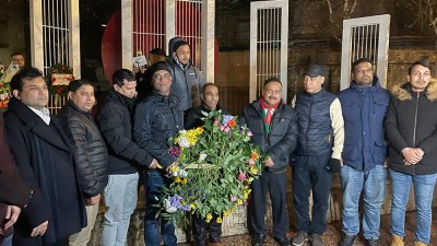 শহীদ মিনারে বিজয় দিবসের শ্রদ্ধা জানান জানান লন্ডন আওয়ামী লীগের নেতারা