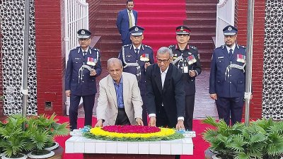 ফুল দিয়ে শ্রদ্ধা জানাচ্ছেন স্বরাষ্ট্র উপদেষ্টা