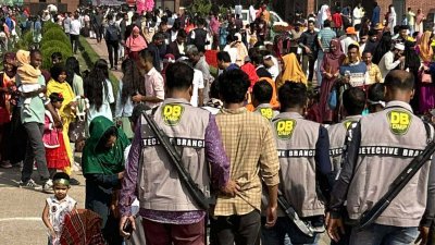 শহীদ বেদির পাশ থেকে সাত জনকে আটক করা হয়