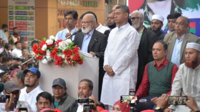 কুমিল্লায় বিজয় দিবসের র‍্যালির শুরুতে সমাবেশে বক্তব্য দেন বিএনপির স্থায়ী কমিটির সদস্য খন্দকার মোশাররফ হোসেন। ছবি: বাংলা ট্রিবিউন