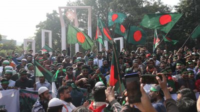 রাজধানীর বিভিন্ন স্থান থেকে ছাত্র-জনতা জড়ো হচ্ছেন। ছবি: নাসিরুল ইসলাম