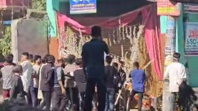 হাটহাজারীতে বিএনপির দুই পক্ষের মধ্যে সংঘর্ষ, কমিউনিটি সেন্টারে ভাঙচুর