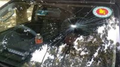 কোটচাঁদপুর উপজেলা নির্বাহী কর্মকর্তা (ইউএনও) উছেন মে’র গাড়ি ভাঙচুর করেছে স্থানীয় লোকজন
