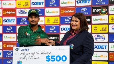 ম্যাচসেরার পুরস্কার হাতে মেহেদী হাসান।