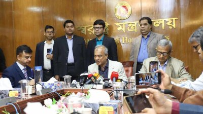 সচিবালয়ে স্বরাষ্ট্র উপদেষ্টা লেফটেন্যান্ট জেনারেল মো. জাহাঙ্গীর আলম চৌধুরী (অব.)