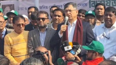 মেডিক্যাল ক্যাম্পেউদ্বোধনী অনুষ্ঠানে বক্তব্য রাখছেন সালাউদ্দিন আহমেদ