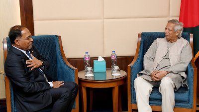 অধ্যাপক মুহাম্মদ ইউনূসের সঙ্গে বৈঠকে মালয়েশিয়ার মিনিস্টার অব হায়ার এডুকেশন ড. জামব্রি আবদুল কাদির, ছবি: পিআইডি