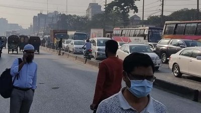 দীর্ঘ যানজটে ভোগান্তির সৃষ্টি হয়েছে