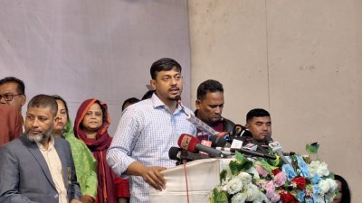 কথা বলছেন জাতীয় নাগরিক কমিটির আহ্বায়ক নাসীরুদ্দীন পাটওয়ারী
