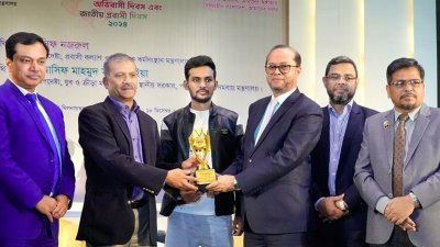ড. আসিফ নজরুল ও আসিফ মাহমুদ সজীব ভূঁইয়ার কাছ থেকে পুরস্কার গ্রহণ করেন মুহাম্মদ মুনিরুল মওলা