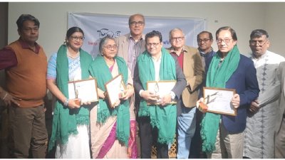 পুরস্কারপ্রাপ্তদের সঙ্গে অনুষ্ঠানের সঞ্চালক, আয়োজক ও অতিথিরা