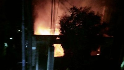 আগুনে ওই বাড়ির আটটি কক্ষ পুড়ে গেছে