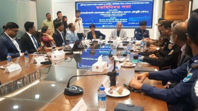 মতবিনিময় সভায় বক্তব্য দিচ্ছেন স্বরাষ্ট্র উপদেষ্টা লেফটেন্যান্ট জেনারেল (অব.) মো. জাহাঙ্গীর আলম চৌধুরী