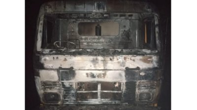 আগুনে পুড়িয়ে দেওয়া ট্রাক