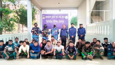 ১০টি বাল্কহেড, একটি ড্রেজারসহ ৩৮ জনকে আটক করেছে কোস্টকার্ড