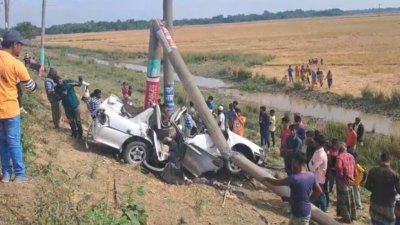 দুমড়েমুচড়ে যাওয়া প্রাইভেটকার