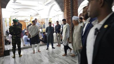 এ এফ এম হাসান আরিফের জানাজায় প্রধান উপদেষ্টা