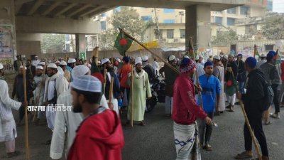 গাজীপুরের টঙ্গী ইজতেমা মাঠে ভারতের মাওলানা সাদ কান্ধলভির অনুসারীদের পাঁচ দিনের জোড় ইজতেমা ঠেকাতে ঢাকা-ময়মনসিংহ মহাসড়ক অবরোধ করে মাওলানা জুবায়ের অনুসারীদের বিক্ষোভ (বুধবারের ছবি)
