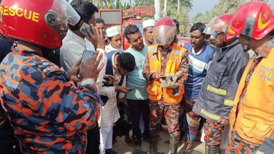চিনিকলের আখ পরিবহনের ট্রলির ধাক্কায় ব্যাটারিচালিত ইজিবাইকের দুই যাত্রী নিহত