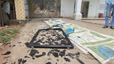 বিস্ফোরণে রান্নাঘরের জানালা নিচতলায় পড়ে যায়
