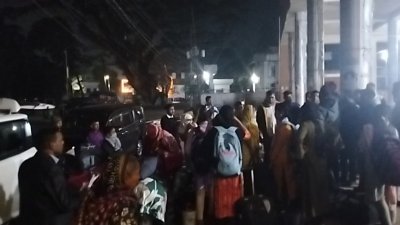 তাদের বেনাপোল বন্দরে হস্তান্তর করেছে ভারতীয় পুলিশ