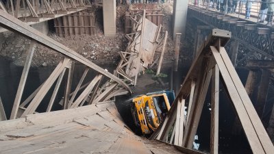 ব্রিজ ভেঙে তুরাগ নদীতে পাথরবোঝাই ট্রাক