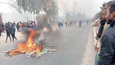 মহানগরীর সারাবো-চক্রবর্তী এলাকার সড়কে শ্রমিকরা বিক্ষোভ করেন