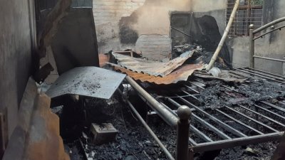 পুড়ে ছাই ঘরের আসবাবপত্র