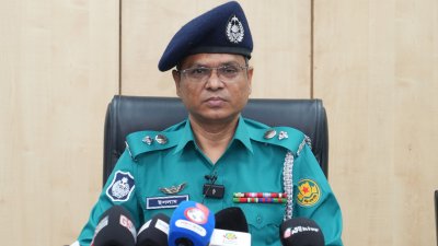 সংবাদ সম্মেলনে  অতিরিক্ত পুলিশ কমিশনার মো. মফিজুল ইসলাম