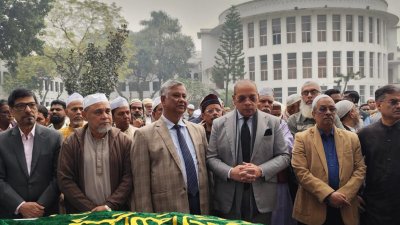 সুপ্রিম কোর্টের ইনার গার্ডেনে তার নামাজে জানাজা অনুষ্ঠিত হয়