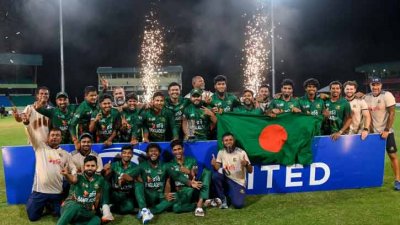 সিরিজ ট্রফি নিয়ে উল্লাস