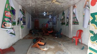 কার্যালয়ে ভাঙচুর