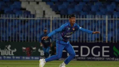 গজনফরের দুর্দান্ত বোলিং